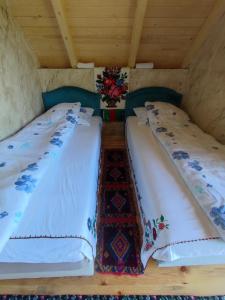 Konak Mara- Komovi客房内的一张或多张床位