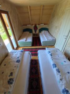 AndrijevicaKonak Mara- Komovi的一间小房间,里面设有三张床