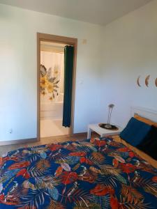 圣玛丽亚vila verde twonhouse T54的一间卧室配有一张带彩色毯子的床