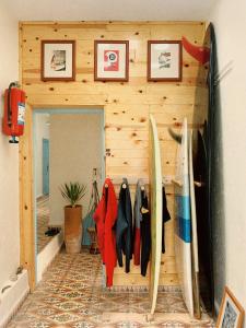 西迪伊夫尼El MOJA SURFHOUSE的墙上挂着冲浪板的房间