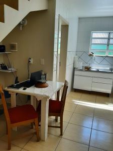 弗洛里亚诺波利斯Apartamento Atobá的厨房配有带笔记本电脑的桌子