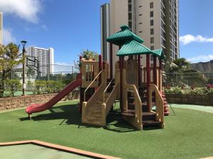 檀香山Diamond Head & Ocean View Gem Near Waikiki Beach, Parking's On Us的草坪上带滑梯的游乐场