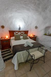 TerqueCasa cueva con encanto的一间卧室配有一张大床和一把椅子