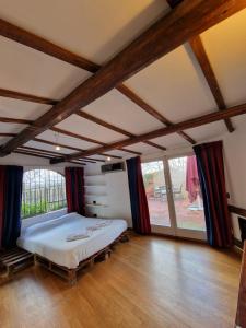 罗马ELEGANT ROOMS PARIOLI的铺有木地板的客房设有一间带大床的卧室