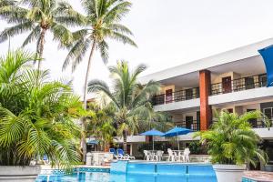 韦拉克鲁斯雅拉瓜酒店的从游泳池欣赏到度假村的景色