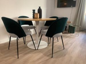 第戎Appartement velouté的一张桌子、四把椅子、一张桌子、一张桌子和一张桌子