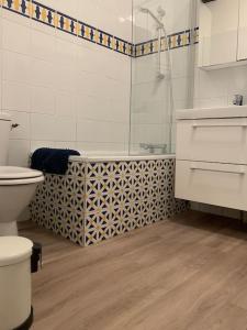 第戎Appartement velouté的浴室配有卫生间、淋浴和盥洗盆。