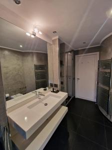 罗马ELEGANT ROOMS PARIOLI的大型浴室设有两个盥洗盆和大镜子