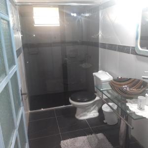 阿加斯杜尔斯Techos Amarillos II的一间带卫生间和淋浴的浴室