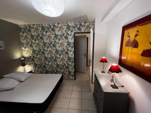 维拉尔-德朗Chalet de Montagne Villard de Lans的一间卧室配有一张床和一张带两盏灯的书桌。