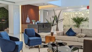 特皮克Hotel Fray Select的客厅配有蓝色椅子和沙发
