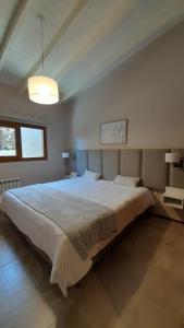 迪娜·瓦皮Aires del Sur的卧室配有一张白色大床
