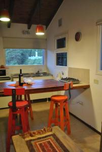 拉安戈斯图拉镇Departamento 22的厨房配有桌子和两张凳子