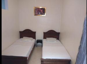 阿加迪尔Appartement meublé près du grand souk Elhad的双床间设有2张单人床。