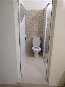 阿加迪尔Appartement meublé près du grand souk Elhad的浴室位于走廊,设有白色卫生间。