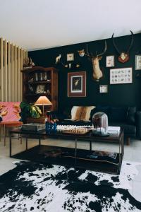 悉尼‘The Lumos’ Designer home Close to Olympic Park的客厅配有沙发和桌子