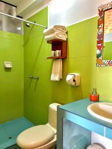 皮萨克皮萨克印加宾馆的绿色浴室设有卫生间和水槽