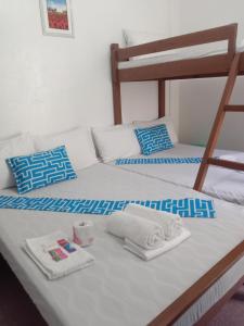 爱妮岛布卡纳海滨宾馆的一张带两张双层床的床铺,配有毛巾
