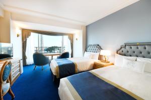 横滨新格兰德酒店的酒店客房设有两张床和电视。