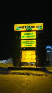Swan RiverTimberland Inn & Restaurant的灯饰标志的边缘旅馆