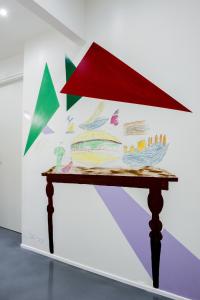 阿雷佐Il Castelluccio的墙上放风筝的桌子