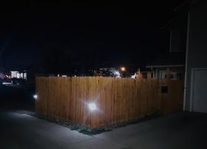 大章克申Cozy Studio的夜间房子前面的木栅栏