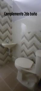 科韦尼亚斯Apartamento JHON的浴室配有白色卫生间和盥洗盆。