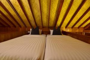 Ban Chieo Ko500莱流动度假村的天花板客房内的一张床位