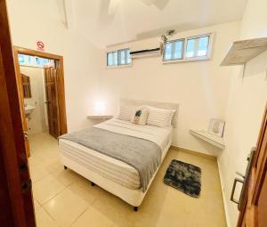 博卡斯德尔托罗Pineapple House的一间设有床铺的卧室,位于带窗户的房间内