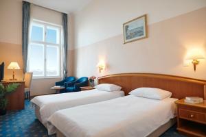 洛夫兰卢弗兰酒店的酒店客房设有两张床和窗户。