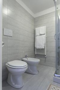 梅斯特Easy Venice Rooms 1-2的白色的浴室设有卫生间和坐浴盆。