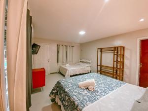 弗洛里亚诺波利斯Garden 437 Estúdios的一间卧室设有两张床和红色橱柜