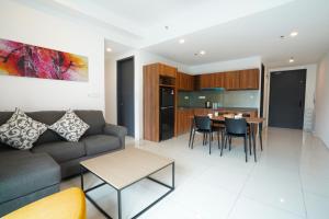 怡保Sunway Onsen Hospitality Suites的客厅配有沙发和桌子