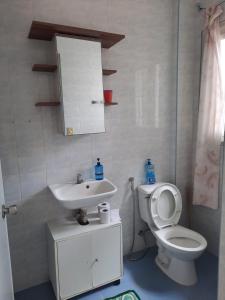 AgnaySPANISH VILLA Lonos ROMBLON的一间带卫生间和水槽的浴室