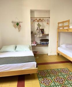 萨帕托卡La Casona Espacio Bonito的一间带两张床的卧室和地毯