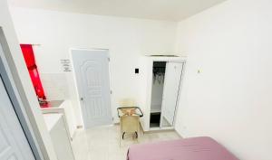 喀巴里特Elena apartments的白色的客房配有镜子和椅子