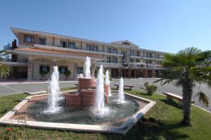 韦里亚艾吉斯梅拉松酒店的建筑物前的喷泉