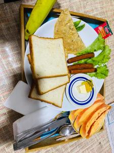 卡图纳耶克Air Vision 98的桌上的三明治和蔬菜的白盘