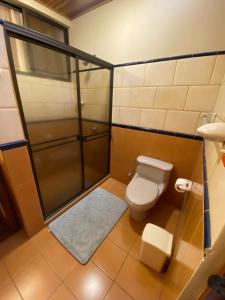 利比里亚Casa Camino Luna Private Rooms的带淋浴和卫生间的浴室