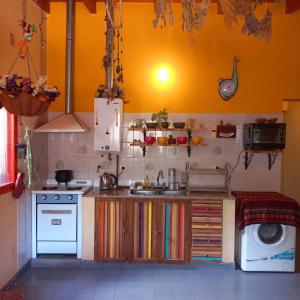 麦马拉Casa Munay的厨房配有水槽和洗衣机
