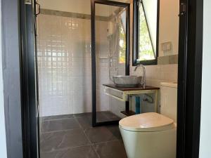 阁遥岛Kunna House的一间带水槽、卫生间和镜子的浴室
