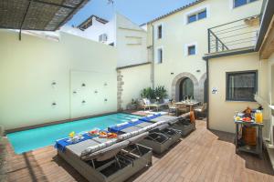 波连斯萨Owl Booking Villa Alvarez - Luxury Retreat的一个带椅子和桌子的室内游泳池