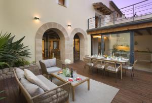 波连斯萨Owl Booking Villa Alvarez - Luxury Retreat的客厅配有沙发和桌子