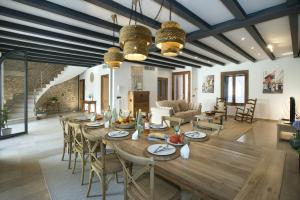 波连斯萨Owl Booking Villa Alvarez - Luxury Retreat的一间大餐厅,配有桌椅