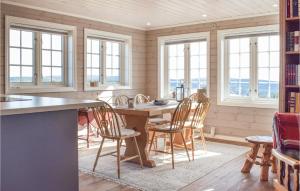 斯朱森3 Bedroom Stunning Home In Sjusjen的厨房配有桌椅和窗户。