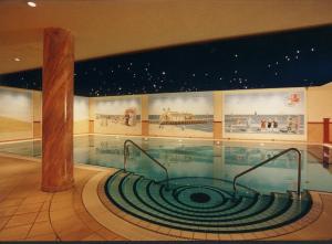 奥斯特西巴德钦诺维茨乌泽多姆宫殿酒店的一座建筑物中央的游泳池