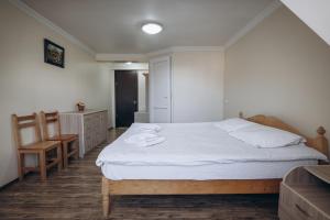 梅斯蒂亚美思提亚旅行旅馆 的一间卧室配有一张床、一张桌子和一把椅子