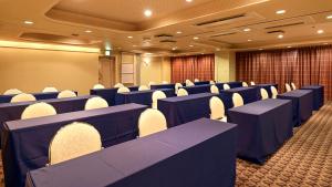 土浦市Hotel Global View Tsuchiura的一间会议室,配有蓝色的桌椅