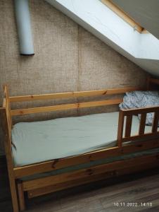 雷泽克内Add Story Guest House的一张位于客房角落的木制双层床