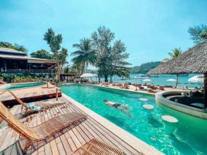 库德岛沽岛度假酒店的度假村的游泳池,人们在里面游泳